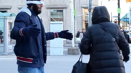 Un musulman legat la ochi a cerut o îmbrățișare de la canadienii care circulau pe o stradă din Toronto. Ce a urmat