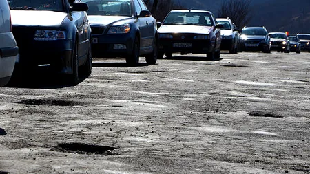 Modalitatea inedită în care zeci de șoferi au protestat față de gropile de pe un drum județean