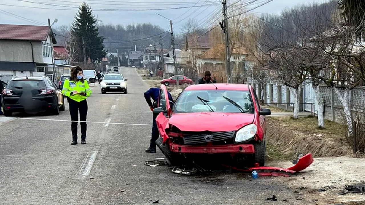 VIDEO | O șoferiță din Argeș și-a băgat în spital cei trei copii minori, după ce a intrat cu mașina într-un cap de pod