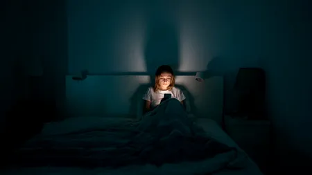 Un studiu arată că somnul influențează mai mult notele adolescenților decât timpul petrecut în fața ecranelor