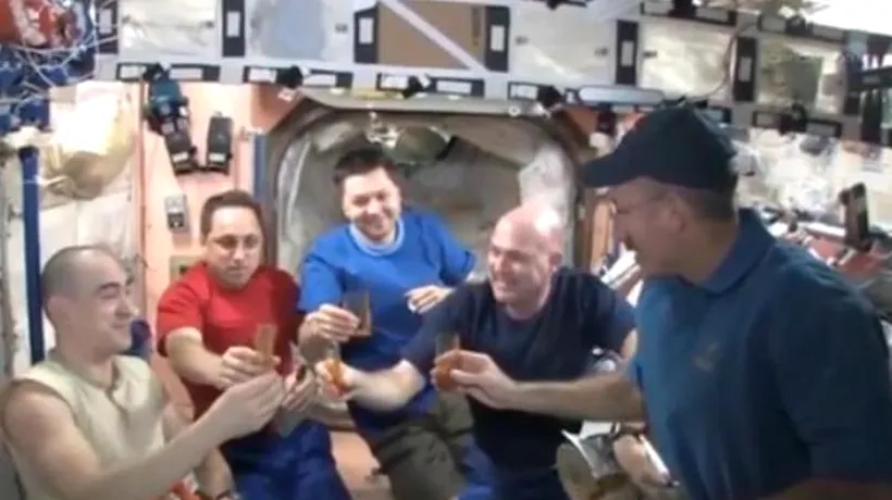 VIDEO. Cum beau astronauții cafea