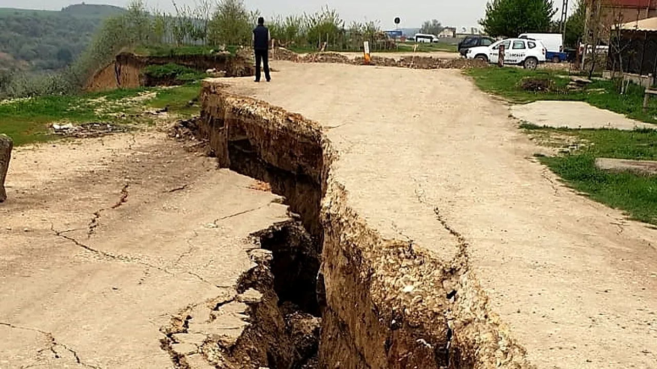 Faleza Canalului Dunăre-Marea Neagră s-a surpat: Multe locuințe sunt în pericol de prăbușire - FOTO