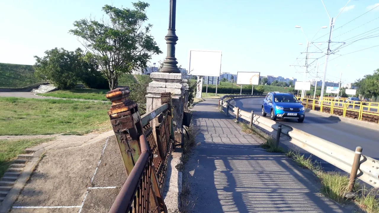 Imagini revoltătoare. Balustrada vechiului Pod Ciurel, în pericol să se prăbușească. Administrația Străzilor dă vina pe vechile conduceri pentru lipsa investițiilor de peste 30 de ani - FOTO