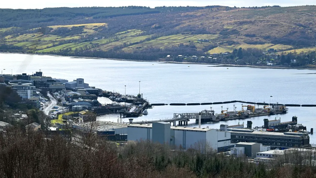 Un iranian și o româncă au fost acuzați că au încercat să pătrundă într-o bază navală nucleară din Marea Britanie