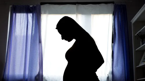 Un bebeluș a murit după ce mama lui l-a născut în baie: „Nu știam că sunt însărcinată