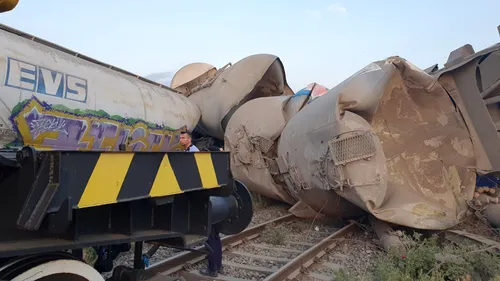 UPDATE - Un nou incident feroviar, la Fetești. Calea ferată spre mare e blocată, după ce două trenuri de marfă s-au ciocnit și au deraiat / Rutele alternative