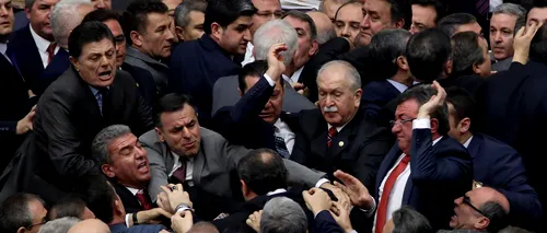 Turcia: reformă constituțională, în stare de urgență 