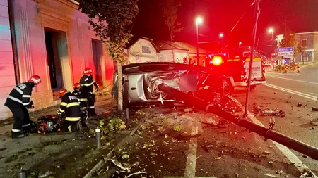 FOTO - VIDEO | N-a avut nicio șansă. Un tânăr de 25 de ani a murit după ce s-a izbit de un stâlp, iar mașina i s-a făcut zob