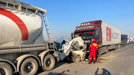 FOTO - VIDEO - Carnagiu pe A1. Două mașini au fost strivite de o cisternă și un tir. Șoferii celor două autoturisme au murit