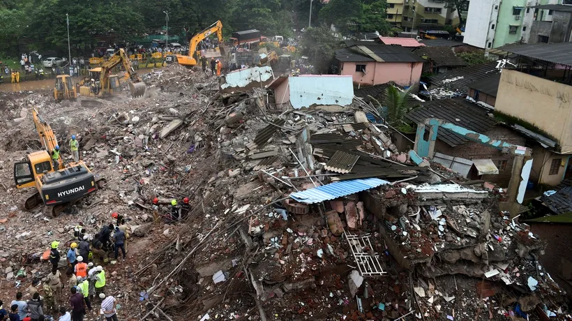 Zeci de oameni blocați sub dărâmături după prăbușirea unei clădiri în India | VIDEO