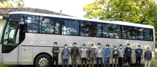 Un grup de solicitanți de azil, carantinati de prefectura din Italia în autobuze