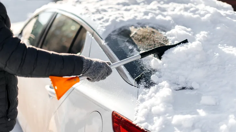 Ce AMENDĂ riscă șoferii care circulă cu mașina necurățată de zăpadă. Sancțiunile sunt destul de mari