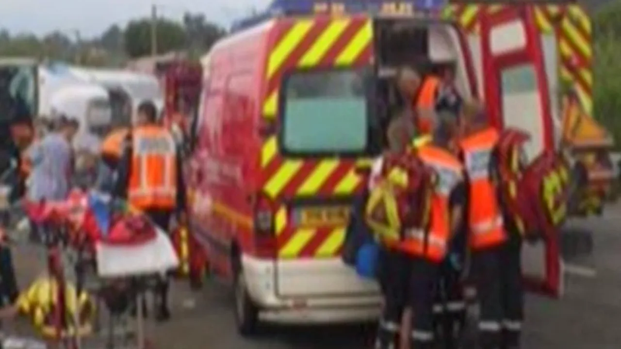 Cel puțin UN MORT ȘI 40 DE RĂNIȚI, după ce un autocar cu români s-a răsturnat în Franța