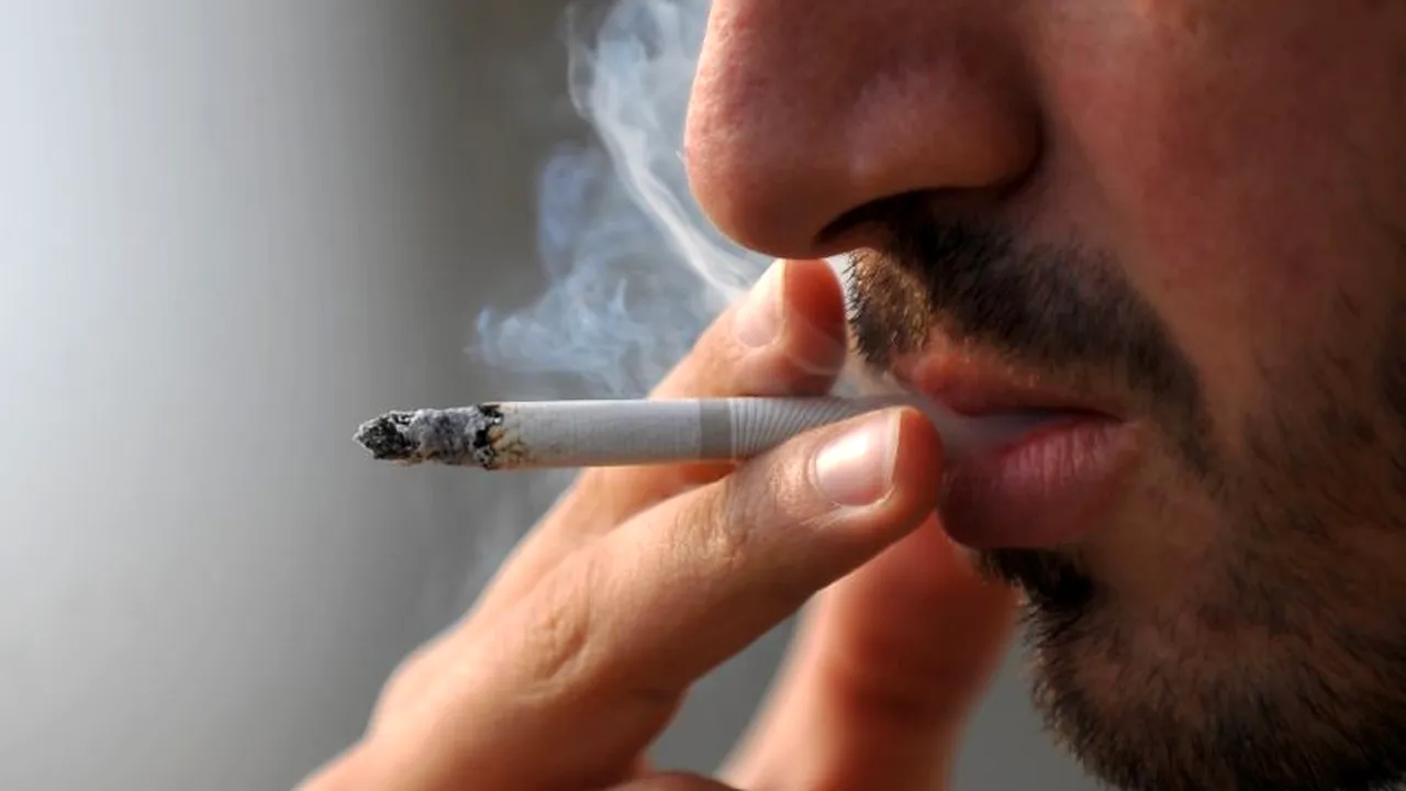 Studiu îngrijorător: Fumătorilor li se prescriu antibiotice mai des, chiar și când nu este cazul