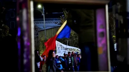 Incidente la protestul din Piața Universității: Manifestanții s-au îmbrâncit cu jandarmii