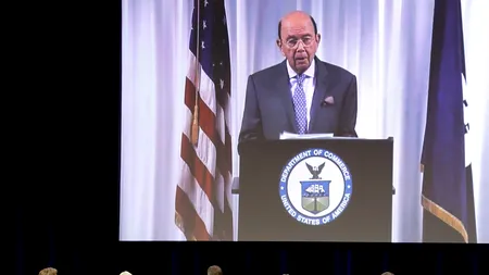 Discurs video al unui membru al Administrației Trump, oprit în Germania de față cu Angela Merkel. Lumea a început să râdă și să aplaude