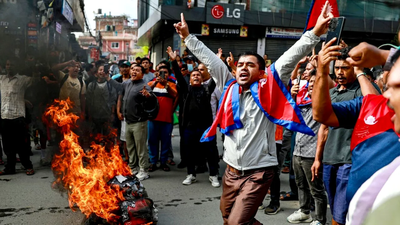 REVOLTA din Nepal, trăită din România: „Ne omoară copiii. Țara sângerează. E golită de viitor”