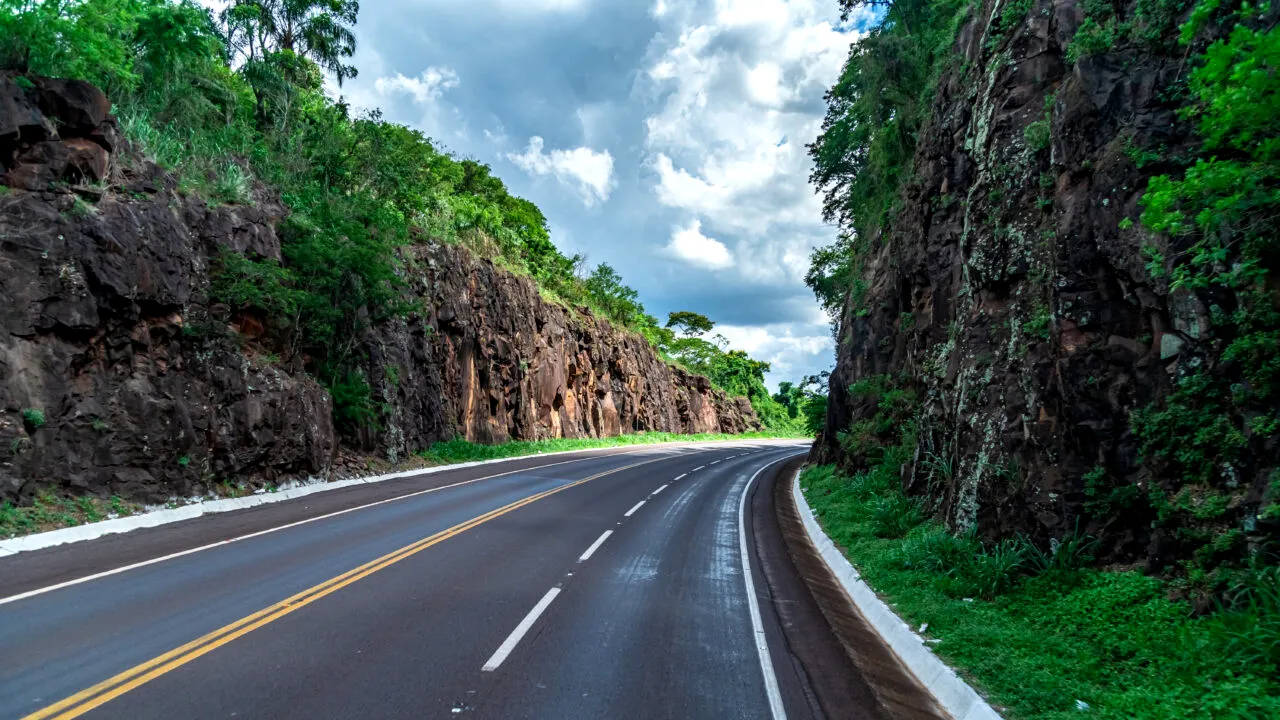 Care este cel mai lung drum din lume: se întinde pe 30.600 km, leagă două continente și traversează 14 țări