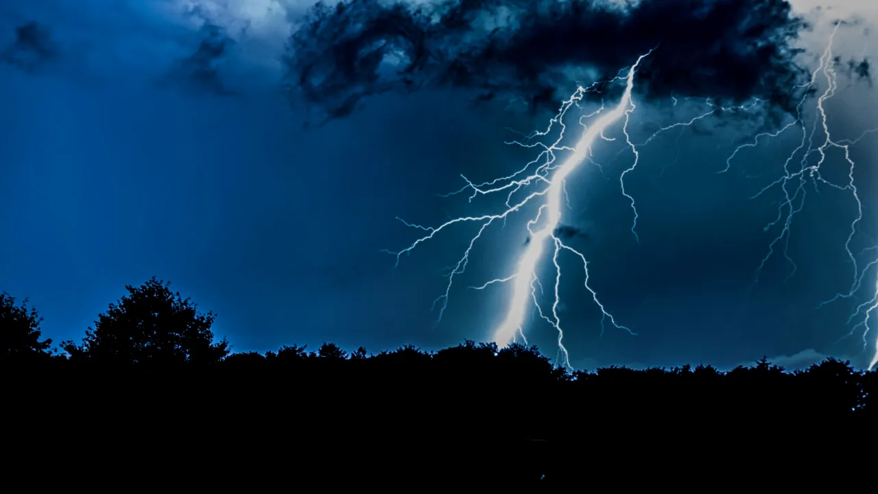 Avertizare meteo cod galben de ploi torențiale, vijelii și grindină, astăzi. Ce zone sunt vizate