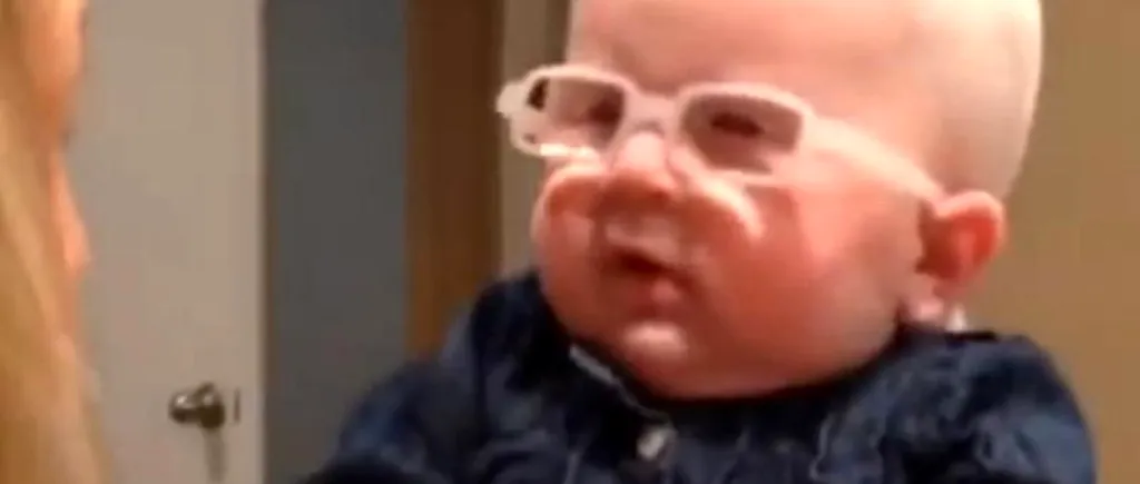 Cum reacționează un bebeluș când își vede pentru prima dată mama cu ajutorul ochelarilor. Clipul a devenit viral