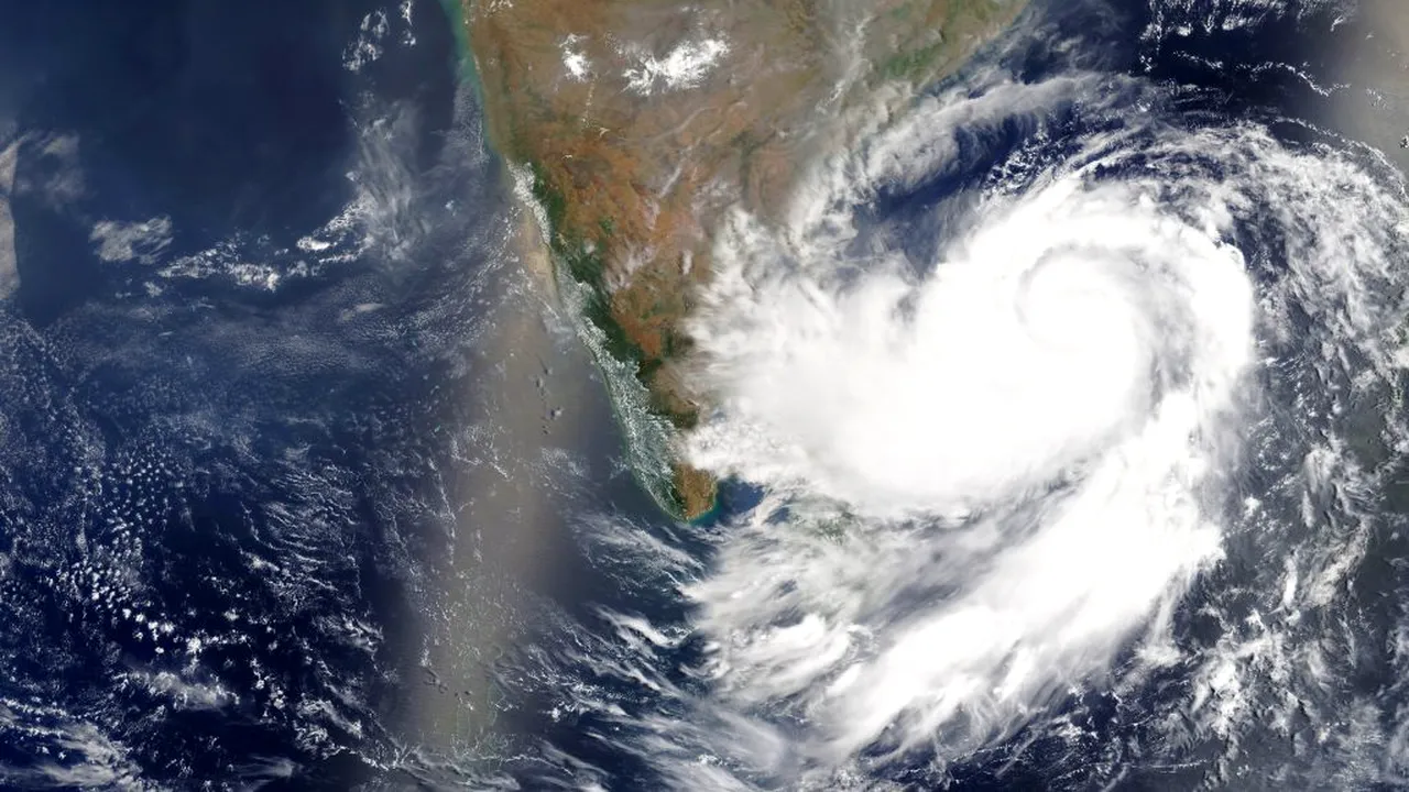 EVACUARE. Peste două milioane de oameni urmează să fie evacuați din calea unui superciclon