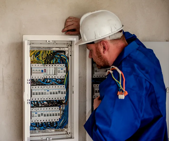 Ce salariu primește un electrician român în Italia. Are cazare și mâncare gratuite! / Sursa foto: Pixabay