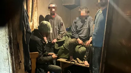 FOTO Bolnavi cu afecțiuni psihice, EXPLOATAȚI să muncească gratis la ferme și pensiuni. Erau obligați să trăiască în condiții inumane în barăci mizere