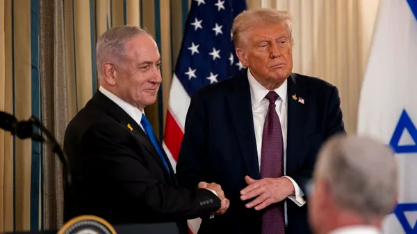 Donald Trump, ANUNȚ în fața întregii lumi de la bordul Air Force One: „RĂZBOIUL s-a încheiat”. Președintele SUA, întâmpinat de Netanyahu, la Tel Aviv