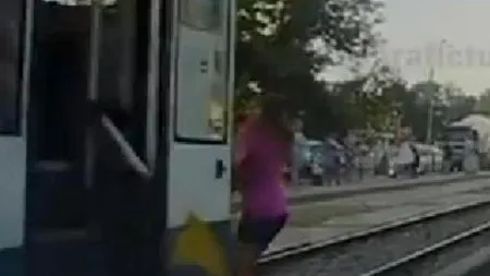 VIDEO ȘOCANT. O tânără și-a pierdut un picior după ce a fost lovită în plin de un tramvai 