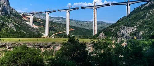 Țara din Balcani care riscă să intre în faliment din cauza unei autostrăzi finanțate cu bani împrumutați de la China. Autoritățile cer ajutorul UE