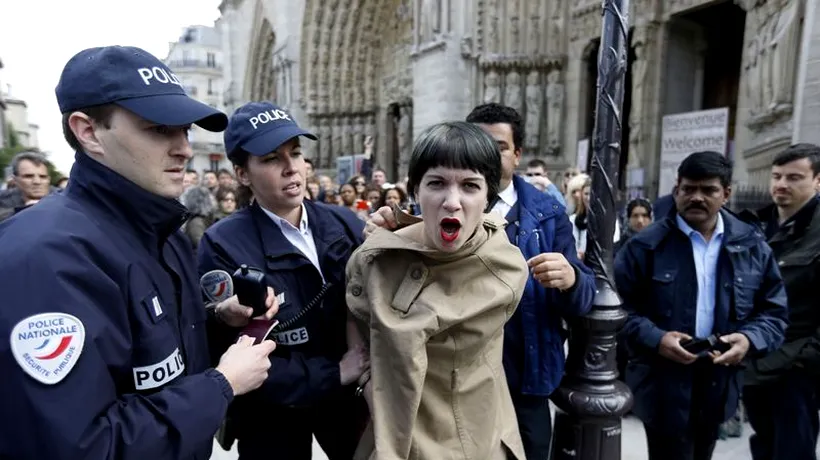 Mai multe tinere s-au reunit la Paris pentru a protesta față de mișcarea Femen