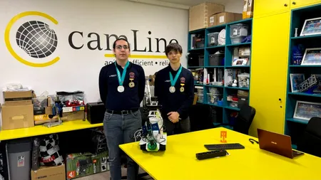 Doi elevi de la liceul 