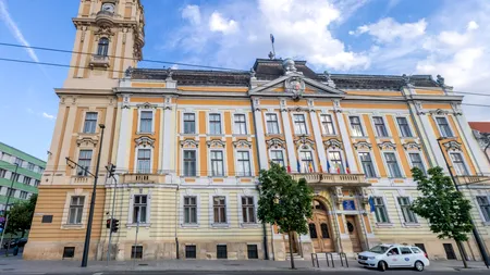 Un bărbat a dat foc ușii Primăriei Cluj-Napoca