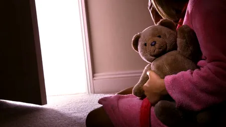 Satul din Iași unde legea e sfidată de ani de zile. Sute de MINORE abuzate, dar nimeni nu e tras la răspundere. Copile de 12 ani au ajuns direct mame