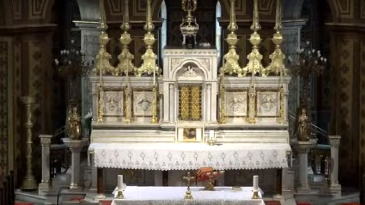 Arhiepiscopia Romano-Catolică: Credincioșii pot urmări de acasă, de la televizor sau online, Sfânta Liturghie / Mai există și credincioși care cred că Dumnezeu îi protejează și fără ca ei să ia măsuri de protecție