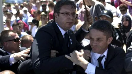 Ajuns la Srebrenița, premierul sârb Vucici a fost atacat cu pietre. Belgradul vorbește despre o „tentativă de asasinat