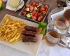 Câți lei a plătit Andrei din Brașov pentru 3 mici cu cartofi prăjiți, într-un restaurant din NEPTUN