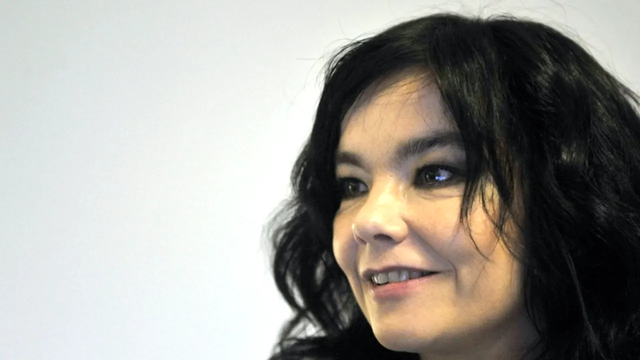 Cântăreața Bjork a suferit o intervenție chirurgicală pe coardele vocale