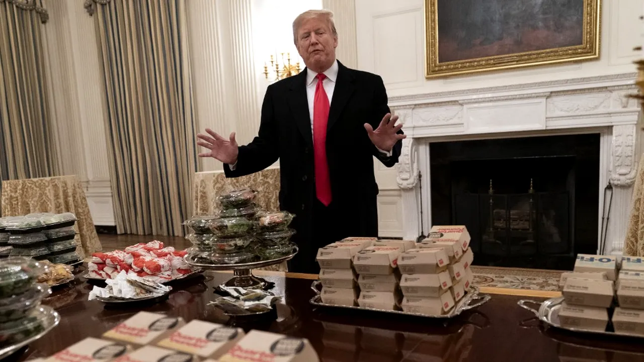 Trump face HAZ DE NECAZ. Liderul de la Casa Albă a comandat BURGERI, PIZZA și CARTOFI PRĂJIȚI la un dineu