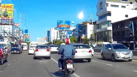 Panică în Bangkok după ce un obiect neidentificat a căzut din cer. Imaginile au fost suprinse de o cameră de bord dintr-o mașină