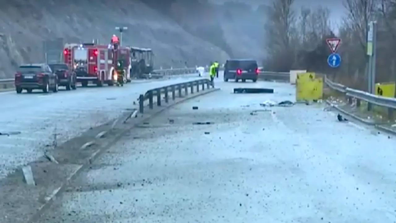 VIDEO | Cel puțin 45 de morți în Bulgaria, după ce un autocar a luat foc pe autostradă. Printre victime se află și copii