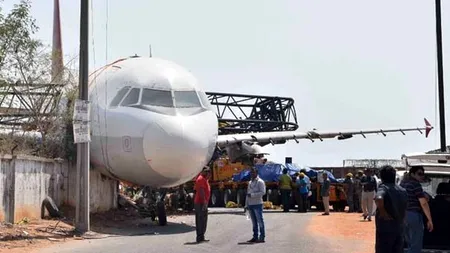 Imagini incredibile. Mai mulți muncitori, la un pas de moarte după ce un avion suspendat de o macara s-a prăbușit în fața lor