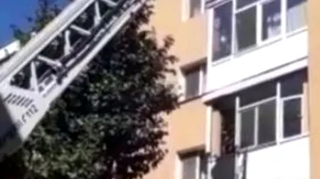 Misiune de salvare ca-n filme, la Pitești. Agăţat în afara balconului cu capul în jos, un bătrân de 88 de ani a scăpat cu viață grație intervenției a doi agenți de poliție