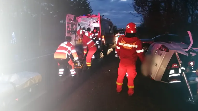 FOTO | Un mort în urma unui accident grav între o ambulanță și o mașină, în Suceava