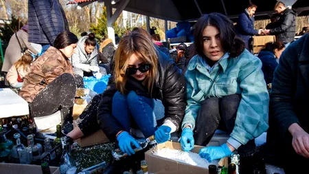 FOTO-VIDEO | „Homemade Molotov”. Femeile din Ucraina prepară cocktailul ucigaș pentru a întâmpina trupele Rusiei