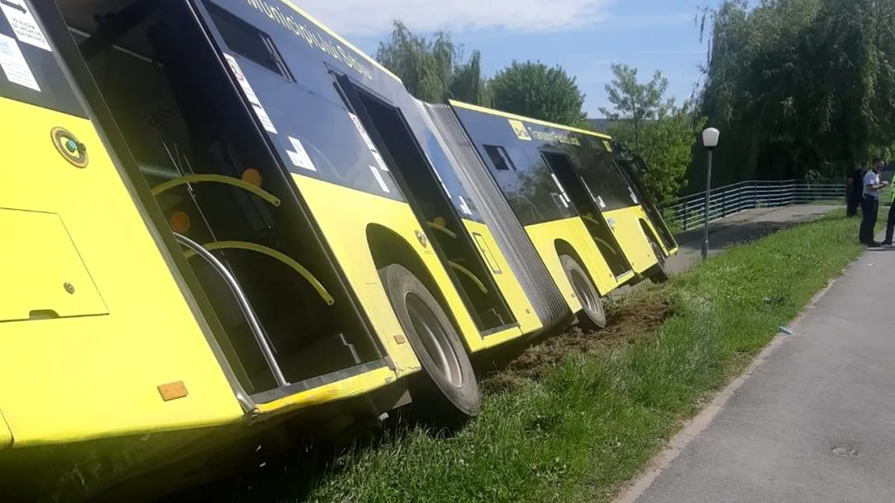 Un autobuz din Sibiu a fost la un pas să ajungă în râul Cibin, după ce șoferului i s-a făcut rău la volan (FOTO)