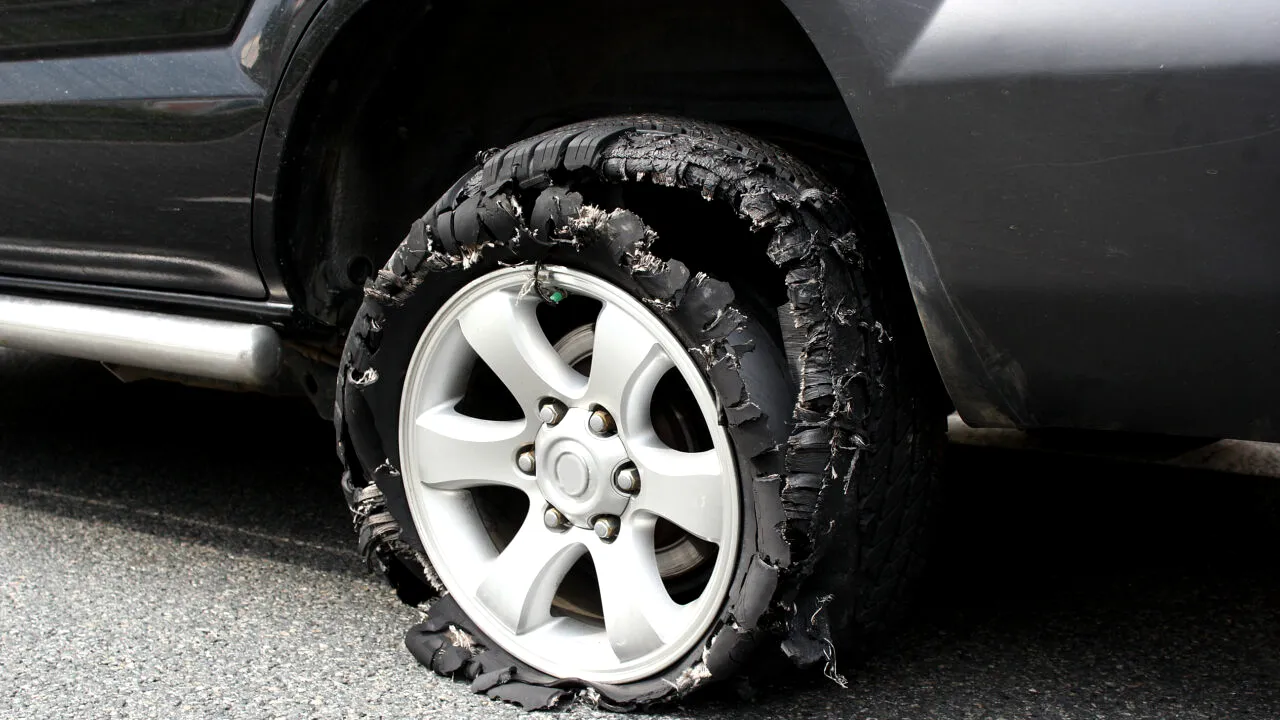 Ce trebuie să faci dacă EXPLODEAZĂ un cauciuc al mașinii în mers
