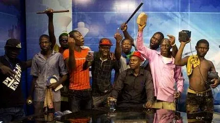 Imagini dramatice din Burkina Faso. Protestatarii au dat foc Parlamentului și au preluat controlul televiziunii de stat