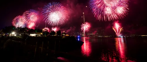 Americanii înlocuiesc focurile de artificii cu SPECTACOLE CU DRONE. Incendiile de pădure schimbă tradițiile