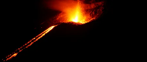 SPECTACULOS. Vulcanul Anak Krakatau a erupt! Lava, aruncată la 500 de metri în aer! Imaginile VIDEO te lasă fără răsuflare